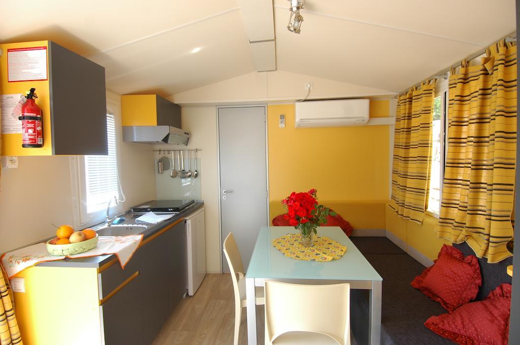 Camping Edy Diano Marina Værelse billede